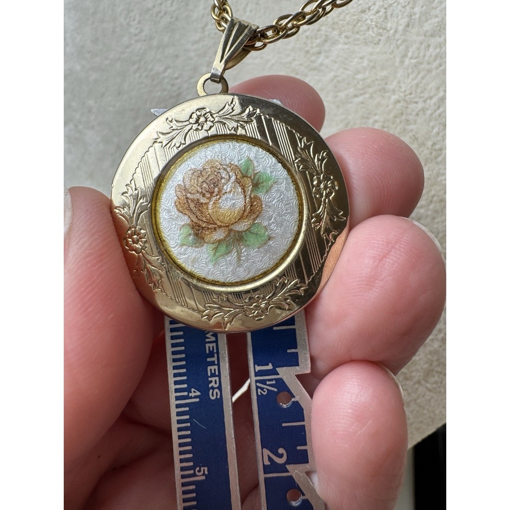 Vintage Gold Tone Round Locket Necklace Embroidered Rose Floral Engraved Retro - Picture 6 of 9